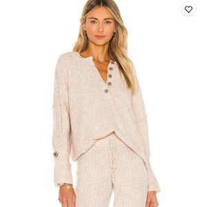 Free people beige pullover. Size XS. NWT. Have matching joggers also.